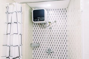 Habitación | Baño | Ducha, artículos de higiene personal gratuitos y toallas