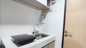 Tủ lạnh, bếp nấu, ấm điện, dụng cụ nấu nướng/bát dĩa/dao nĩa 