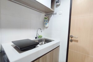 Frigorífico, placa de cocina, hervidor eléctrico y utensilios de cocina