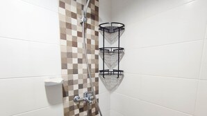 Buồng tắm vòi sen, đồ dùng nhà tắm miễn phí, khăn tắm, xà phòng 
