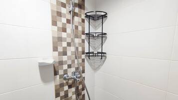 Shower, perlengkapan mandi gratis, handuk, dan sabun