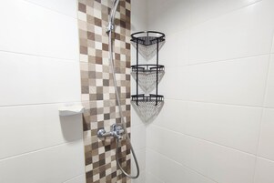 Ducha, artículos de higiene personal gratuitos, toallas y jabón