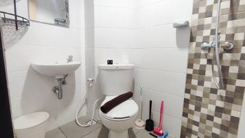 Room | Bathroom | Shower, free toiletries, towels, soap