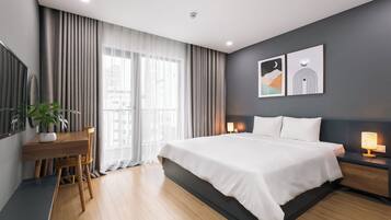 Deluxe Suite | Premium bedding, pillowtop beds, free minibar items, desk