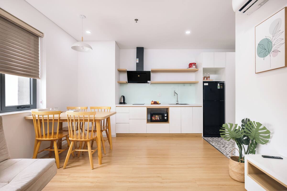 1-Bedroom Large Apartment | Privat køkken | Køleskab, rengøringsmidler, Servietter