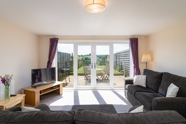 Smart TV - Louisa's Cottage - Beautiful Family Property in Rural Hampshire (Petersfield)