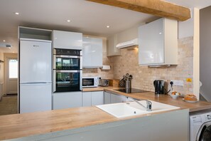 Fridge, microwave, oven, stovetop - Louisa's Cottage - Beautiful Family Property in Rural Hampshire (Petersfield)