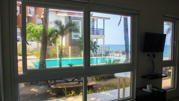 Quarto família, vista para a piscina | Roupa de cama