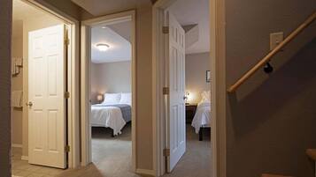 4 slaapkamers, een strijkplank/strijkijzer, reisbedje, gratis wifi