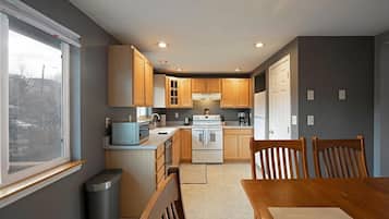 Een koelkast, een magnetron, een oven, een kookplaat