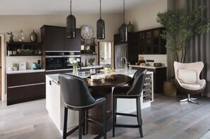 ثلاجة، ميكروويف، فرن، موقد طهي مسطح