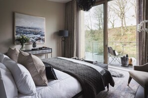 4 عدّة غرف نوم ومكتب ومكواة/لوح كي وسرير سفر