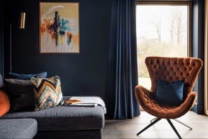 Smart-TV, Kamin, Bücher, Stereoanlage