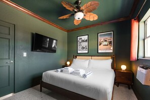 1 bedroom, desk, iron/ironing board, WiFi