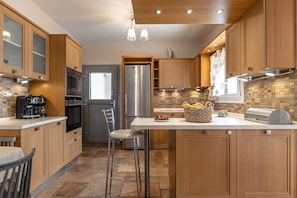 Kühlschrank, Ofen, Geschirrspüler, Kochgeschirr/Geschirr/Besteck