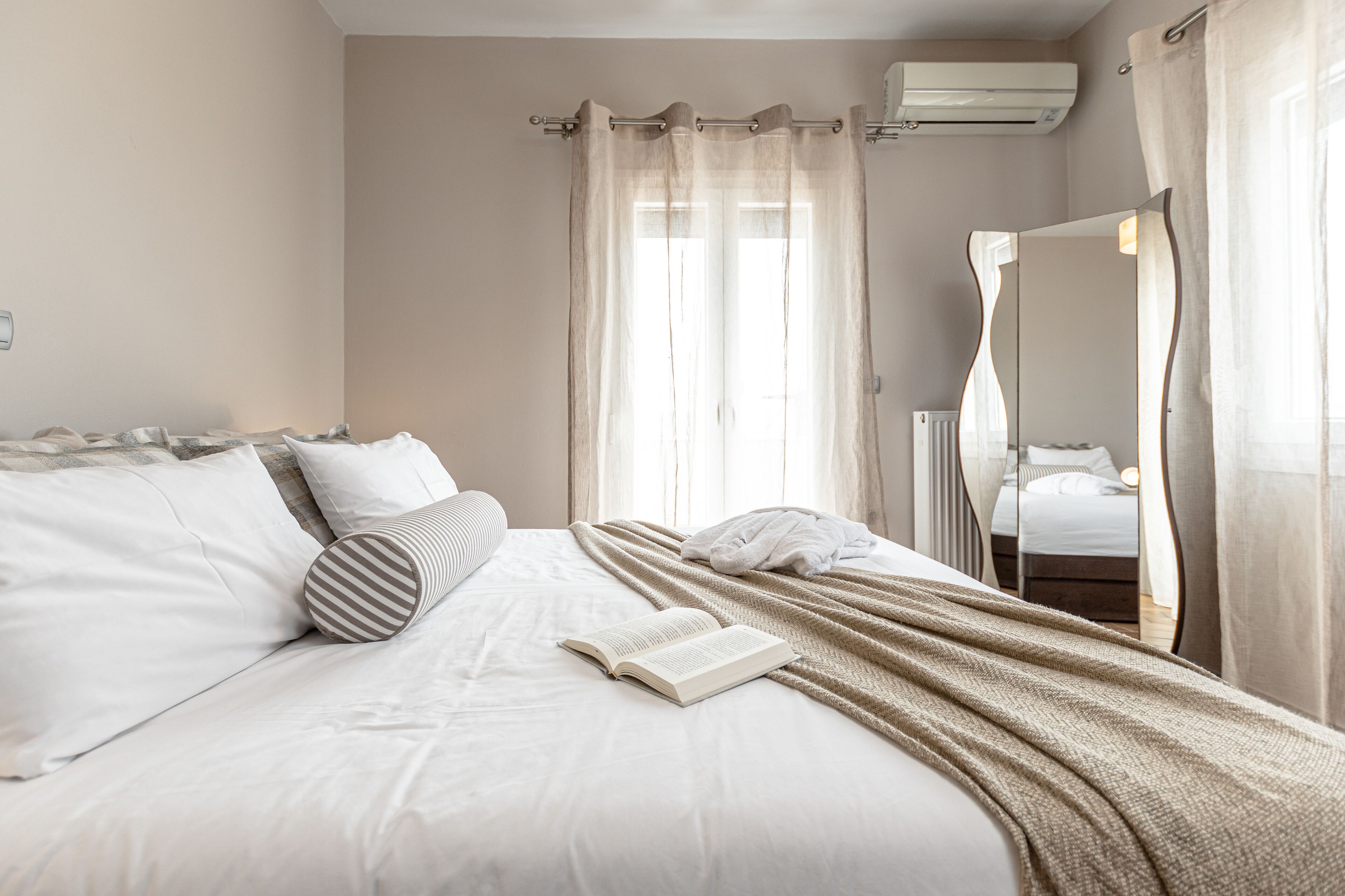 5 bedrooms, in-room safe, desk, iron/ironing board