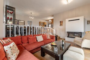 TV, fireplace