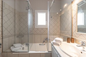 Tina, amenidades de baño gratuitas, secadora de cabello, batas 