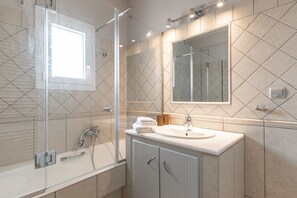 Baignoire, articles de toilette (gratuits), séchoir à cheveux, peignoirs