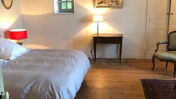 4 bedrooms, desk, iron/ironing board, travel cot