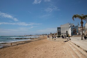 Una spiaggia nelle vicinanze