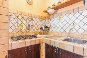 Réfrigérateur, four, plaque de cuisson, cafetière/bouilloire