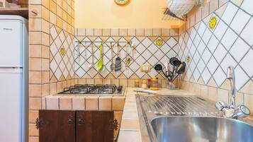 Refrigerador, horno, parrilla de estufa y cafetera y tetera