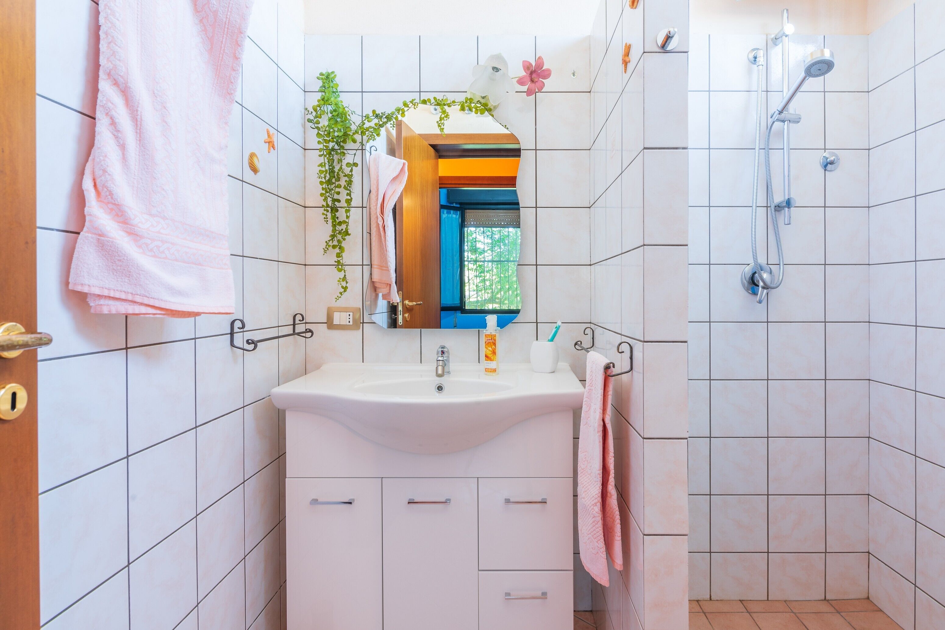 Een douche, een haardroger, handdoeken