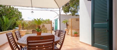 屋外ダイニングエリア