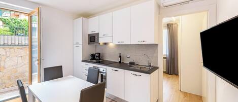 Kühlschrank, Mikrowelle, Ofen, Herdplatte