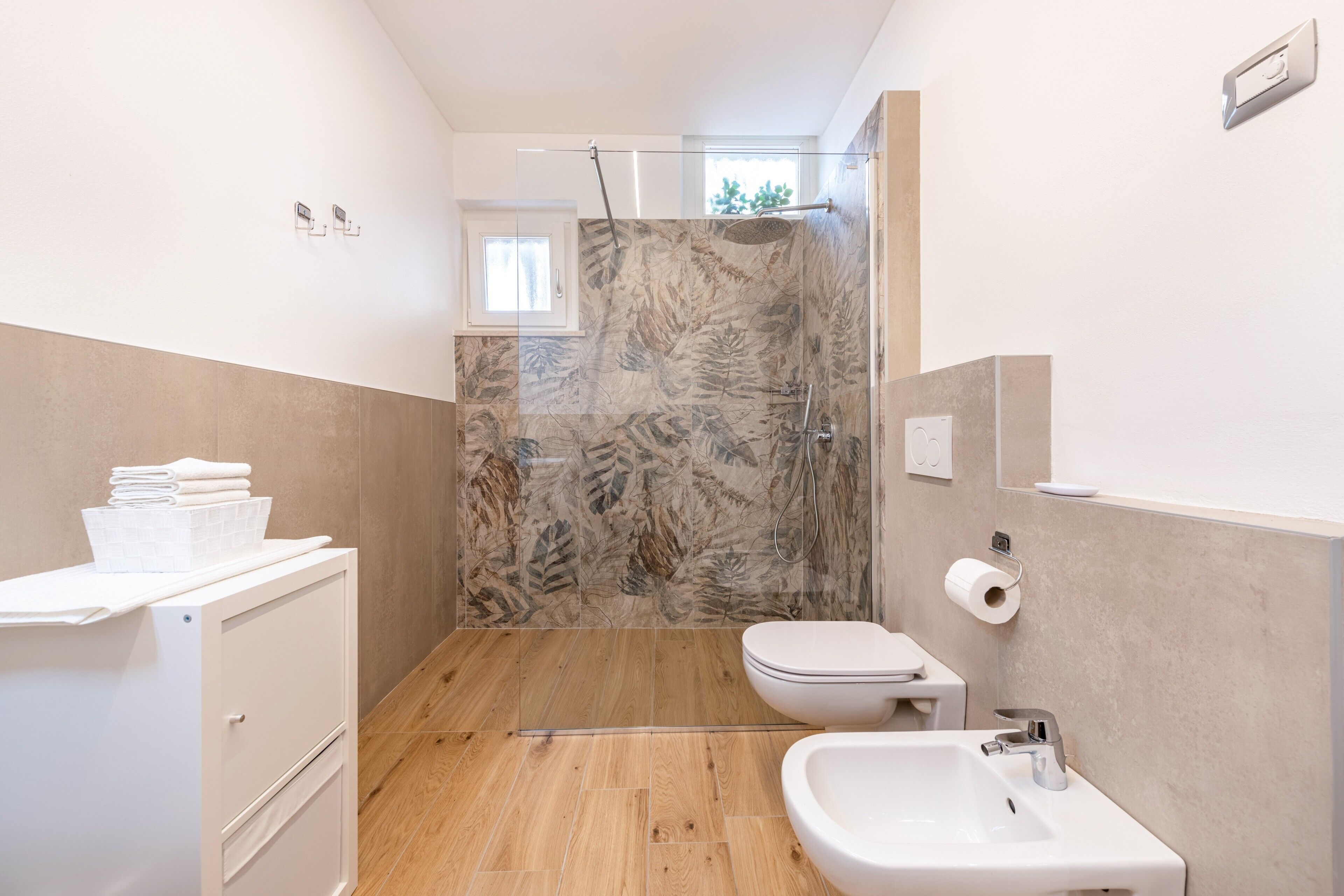 Douche, sèche-cheveux, serviettes fournies