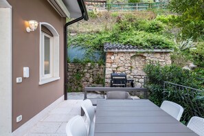 Outdoor dining - Holiday Home 'Sweet Home Anna' with Lake View, Garden & Wi-Fi (Torri del Benaco)