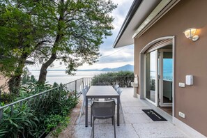 Outdoor dining - Holiday Home 'Sweet Home Anna' with Lake View, Garden & Wi-Fi (Torri del Benaco)