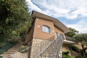 Exterior - Holiday Home 'Sweet Home Anna' with Lake View, Garden & Wi-Fi (Torri del Benaco)