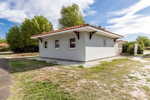 Exterior - Chalet 'Bois lac de Biscarrosse' with heated Pool, Private Garden & Wi-Fi (Parentis-en-Born)