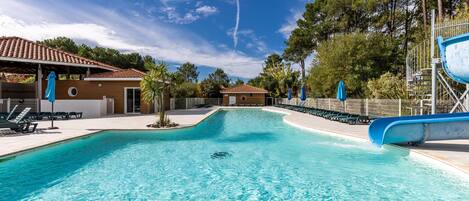 من حمّامات السباحة المغطاة