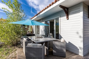 Outdoor dining - Chalet 'Bois lac de Biscarrosse' with heated Pool, Private Garden & Wi-Fi (Parentis-en-Born)