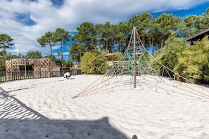 Children’s area - Chalet 'Bois lac de Biscarrosse' with heated Pool, Private Garden & Wi-Fi (Parentis-en-Born)