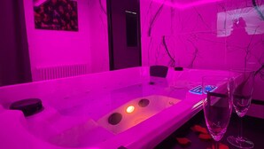 A modern room with a long table, a projector screen, and a glass table with a light. - Holiday Home 'La Casa De Lové Suite Jacuzzi' with Private Garden and Wi-Fi (Melun)