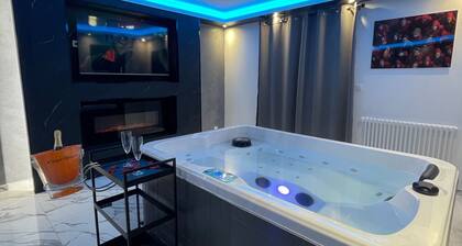 Holiday Home 'La Casa De Lové Suite Jacuzzi' with Private Garden and Wi-Fi