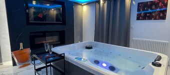 Holiday Home 'La Casa De Lové Suite Jacuzzi' with Private Garden and Wi-Fi