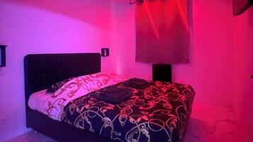 1 slaapkamer, een strijkplank/strijkijzer, gratis wifi, beddengoed