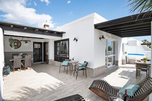 Outdoor dining - Holiday Home 'Bungalow Paraiso' with Sea View, Terraces and Wi-Fi (Playa Blanca)