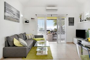TV, stereo - Holiday Home 'Bungalow Paraiso' with Sea View, Terraces and Wi-Fi (Playa Blanca)