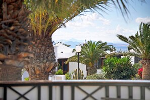 Property grounds - Holiday Home 'Bungalow Paraiso' with Sea View, Terraces and Wi-Fi (Playa Blanca)