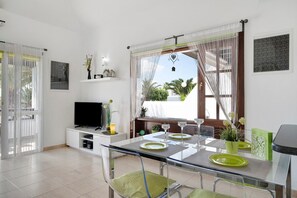 Dining - Holiday Home 'Bungalow Paraiso' with Sea View, Terraces and Wi-Fi (Playa Blanca)