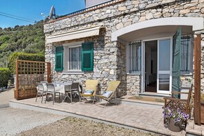 Outdoor dining - Apartment "Oleandro" with Sea View, Garden & Wi-Fi (Finale Ligure)