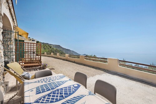 Apartment "Oleandro" with Sea View, Garden & Wi-Fi