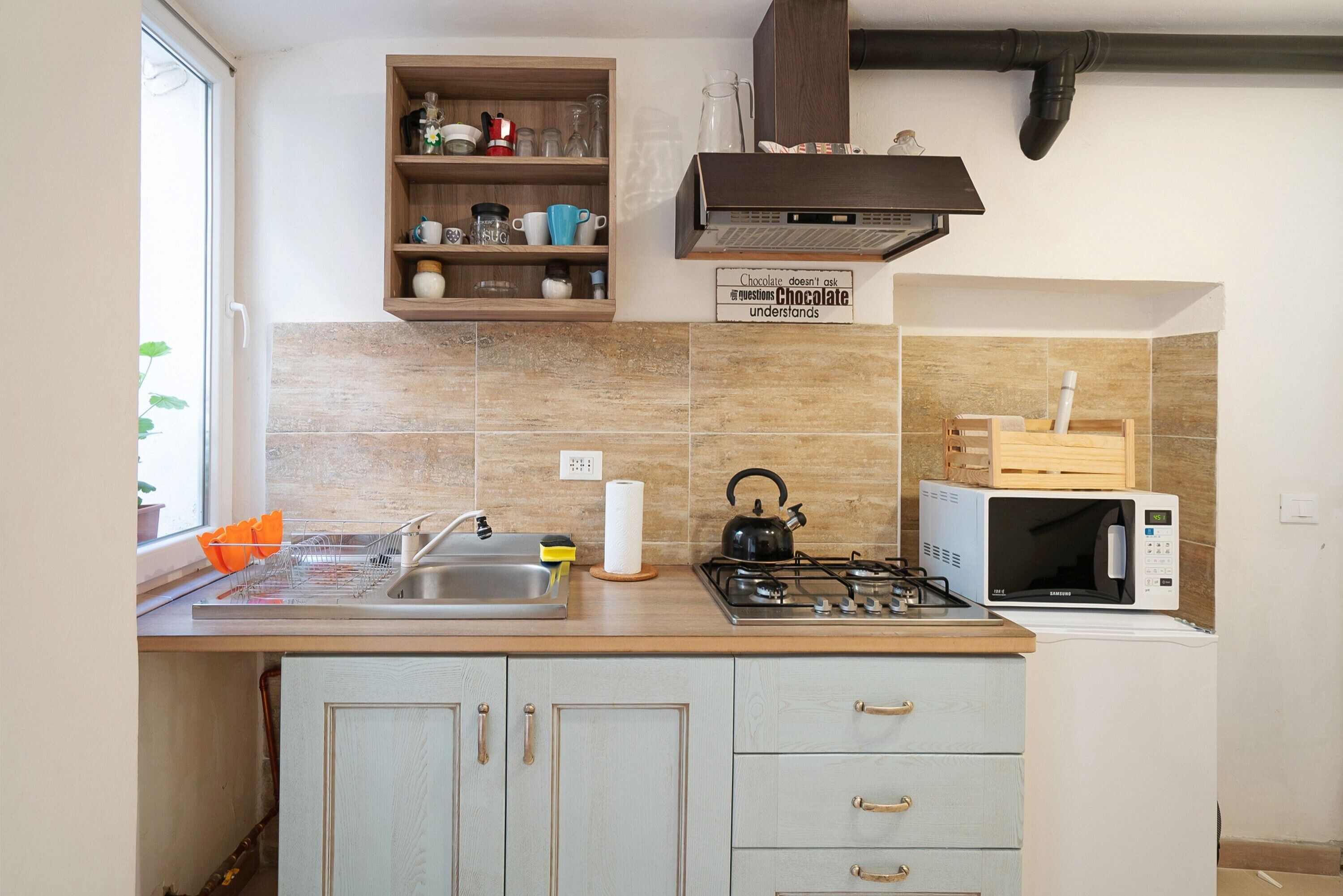 Kühlschrank, Mikrowelle, Herdplatte, Wasserkocher