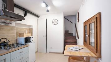 KĂŒhlschrank, Mikrowelle, Herdplatte, Wasserkocher